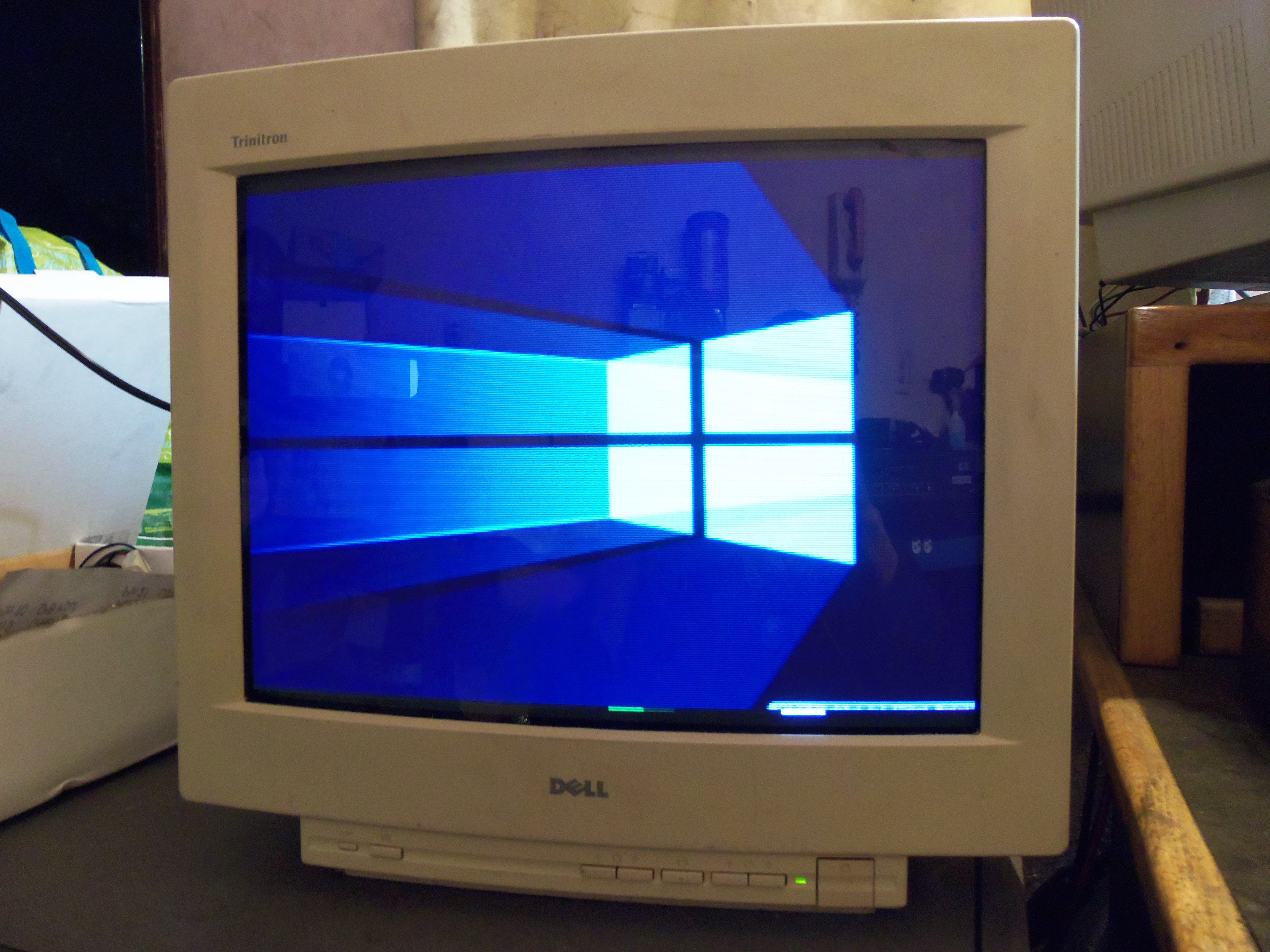 Dell / Sony Trinitron UltraScan 1000HS Computer CRT Monitor