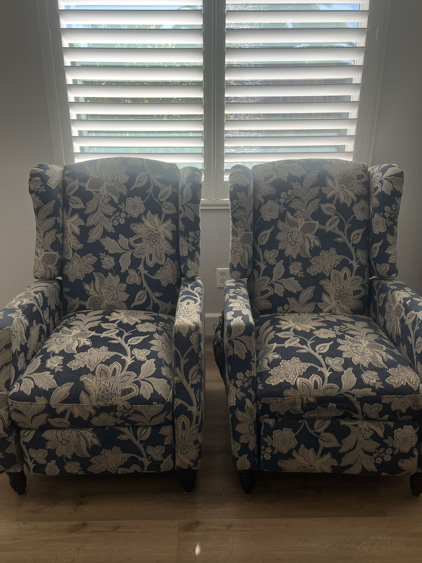 Stylish Recliner In Perfect Working Condition.