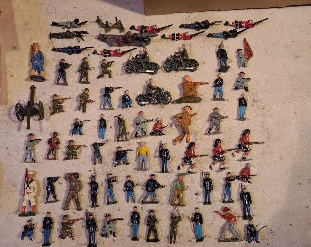 Lot of 65+ vintage lead soldiers
