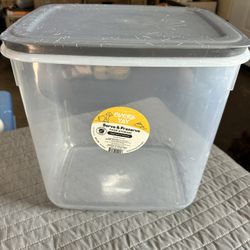 Pet Food Storage Container.  Holds 15lbs.  Good Condition.