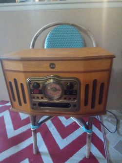 Old Fashion Looking Radio/CD /record Player