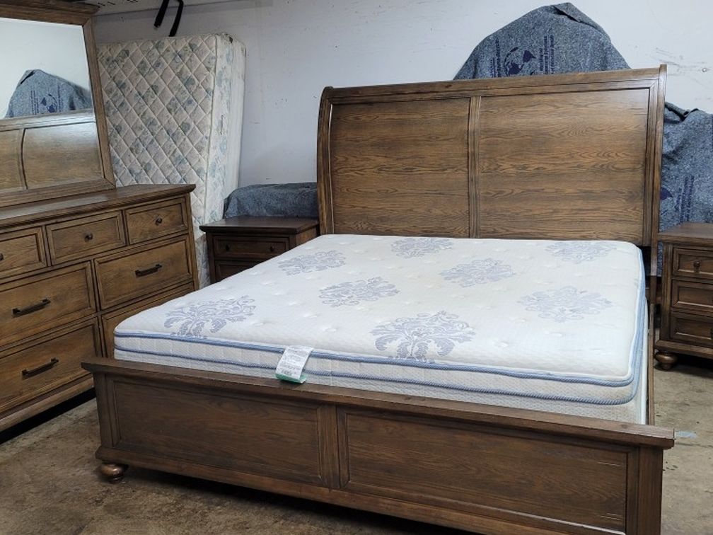 CALIFORNIA KING BEDROOM SET IN VERY GOOD CONDITION