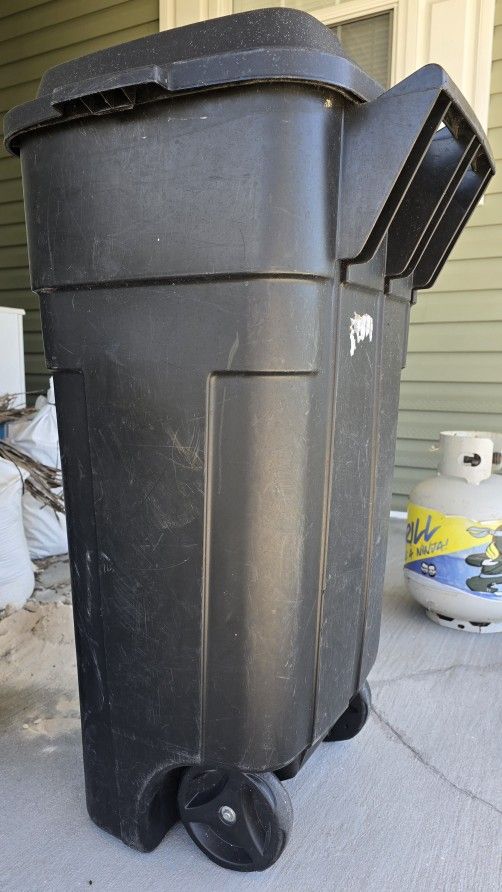 Trash can 15 Gallon Rubbermaid.