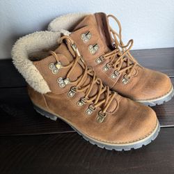 Women's Boots 8.5- Excellent Condition 
