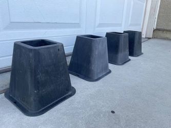 Heavy Duty Bed Risers Lifts up to 6 inches Heights :6 Inches Great work In good condition
