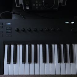 Native Instruments A25 Midi Keyboard 