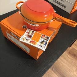 Brand New Le Creuset Signature 2‑in‑1 Pan – 2.5 qt, Flame Red, Cast Iron