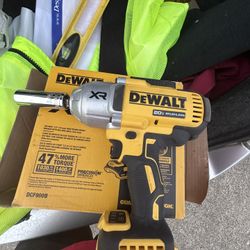 20V MAX* 1/2" (13 mm) HIGH TORQUE IMPACT WRENCH