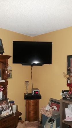 Adjustable Full Motion T.V. Wall Mount