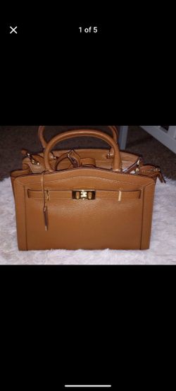 BNWT Michael Kors Medium Sized Pocket 