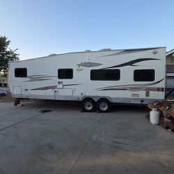 2007 Vortex 30' Toyhauler Excellent Trailer Fits 2 Seater Razor Or Canam.