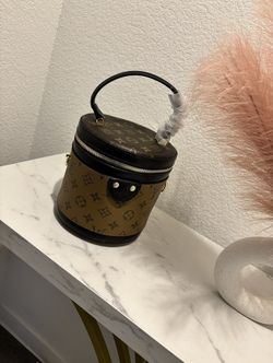 Beautiful vanity Bag 🤎 Small Gift Included 🤎