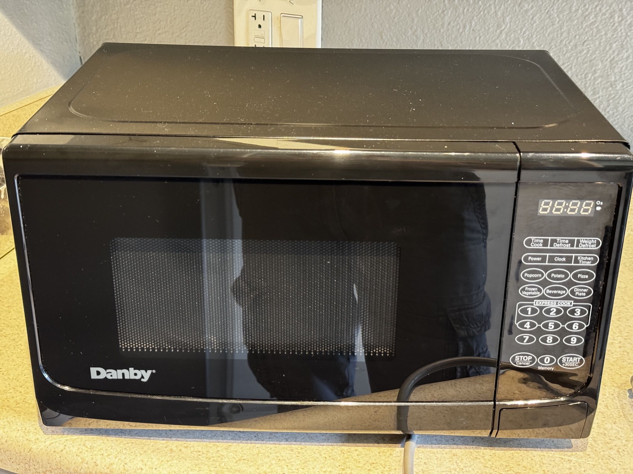 DANBY Microwave 0.7 cu. ft. 700W- Black