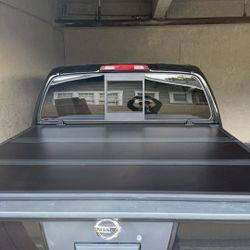 Hard Trifold Cover 2005-2024 Nissan Frontier 5Ft Tapadera Dura Que Se Dobla En Tres
