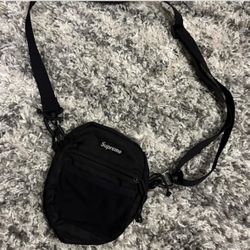 SUPREME HAND BAG