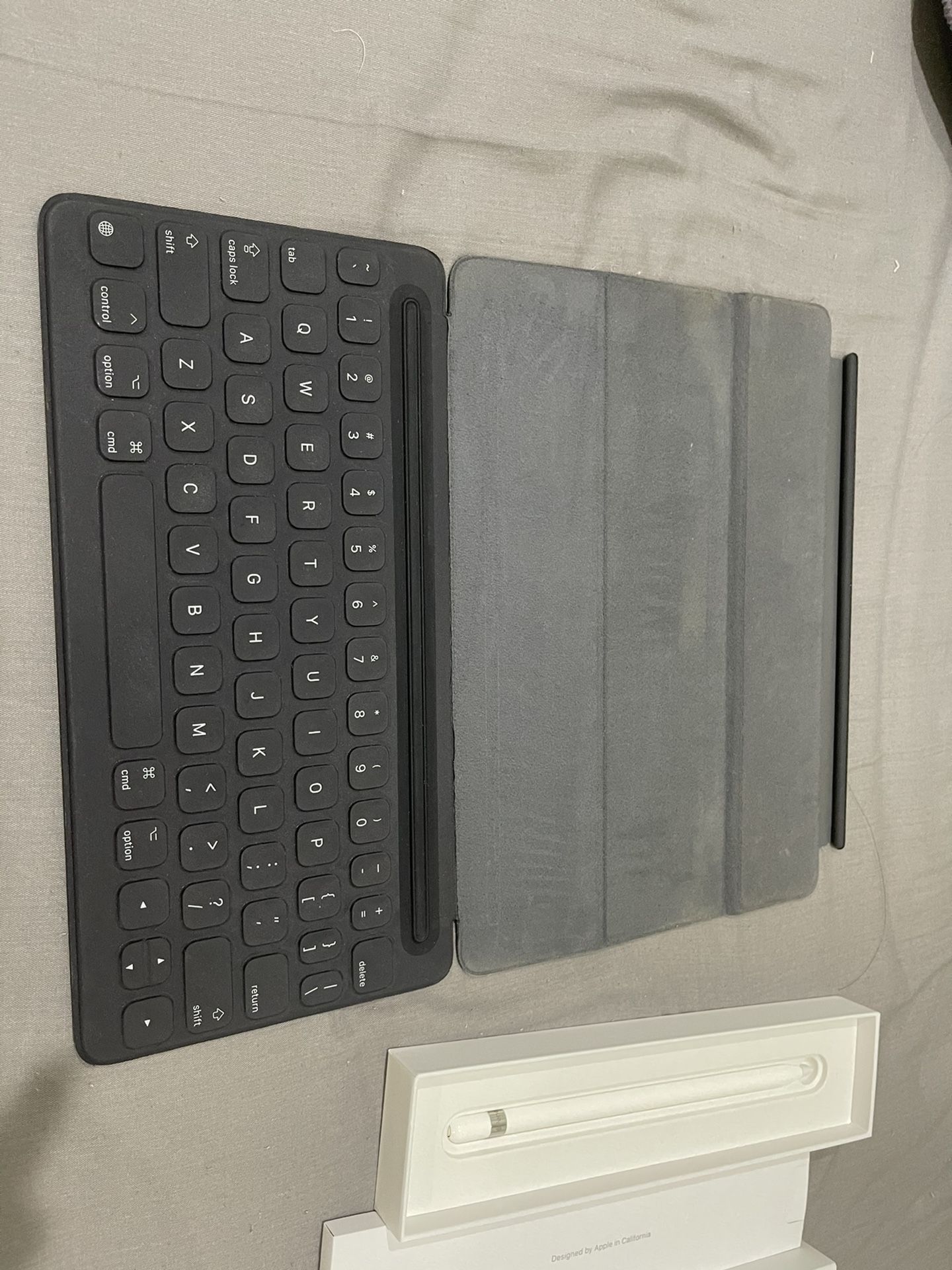 Apple Smart Keyboard for iPad Air 3rd and iPad (7th, 8th, 9th)