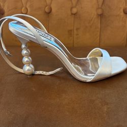 Badgley Mischka Ivette satin white size 7 1/2 new