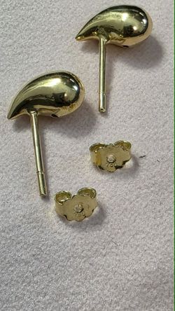 ✨ Beautiful 18 Karat Saudi Gold earrings✨