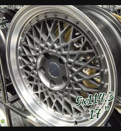 Clean 17s ready to mount! 🛞🔥 ​⚡ Size: 17" 💥 Bolt Pattern: 5x114.3 🚗 Fits: Honda, Toyota, Nissan, Hyundai, Kia, Lexus & more! ​📍 Phoenix Tires & W