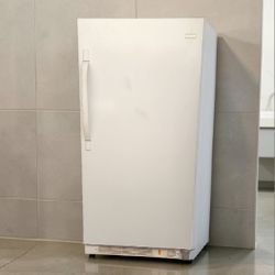 FREEZER  110V LIKE NEW 