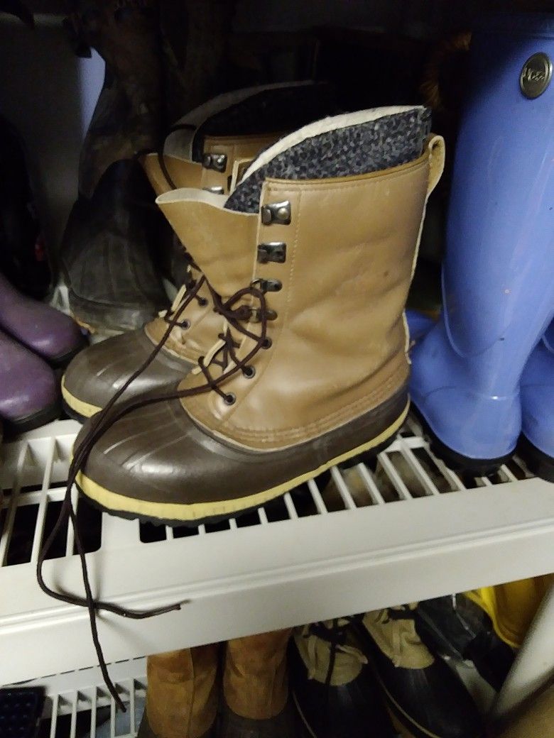 SOREL BOOTS. SIZE. 8
