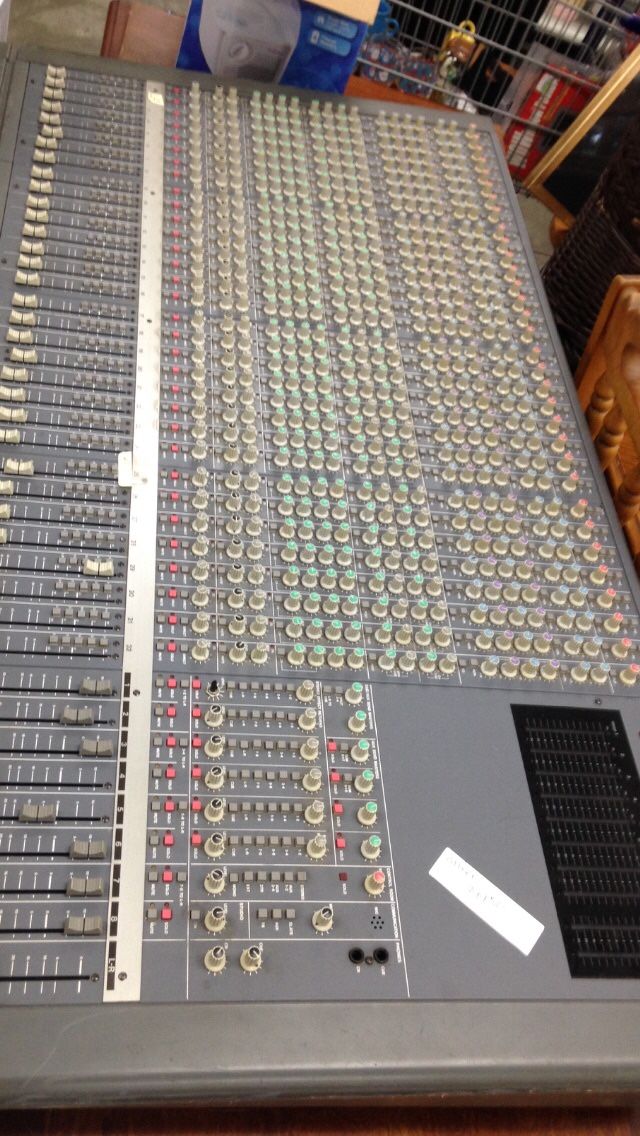 TASCAM M-2600, MIXER; 32 Channels, NO power Cable: