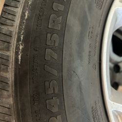 I sell four wheels with a tire. R17