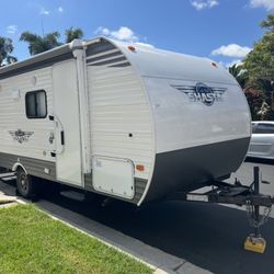 2021 Shasta 18BH Travel Trailer – Excellent Condition – Ready to Camp!