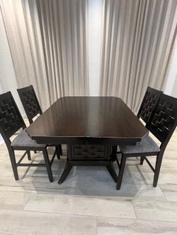 Dining table with leaf extension