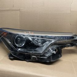 2018-2019 Toyota CHR Halogen W/LED Right Headlight Assembly OEM 