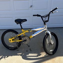 Child's bicycle (ages 8 to 12). Very good condition.