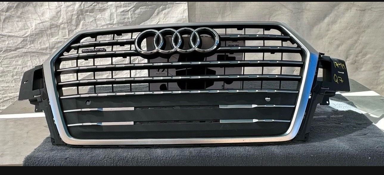 AUDI Q 7 QUATTRO FRONT GRILLE W/ SENSOR HOLE OEM (2017-2019)