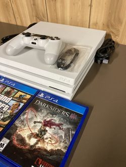 PlayStation 4 Pro Glacier ・ White 1 TB