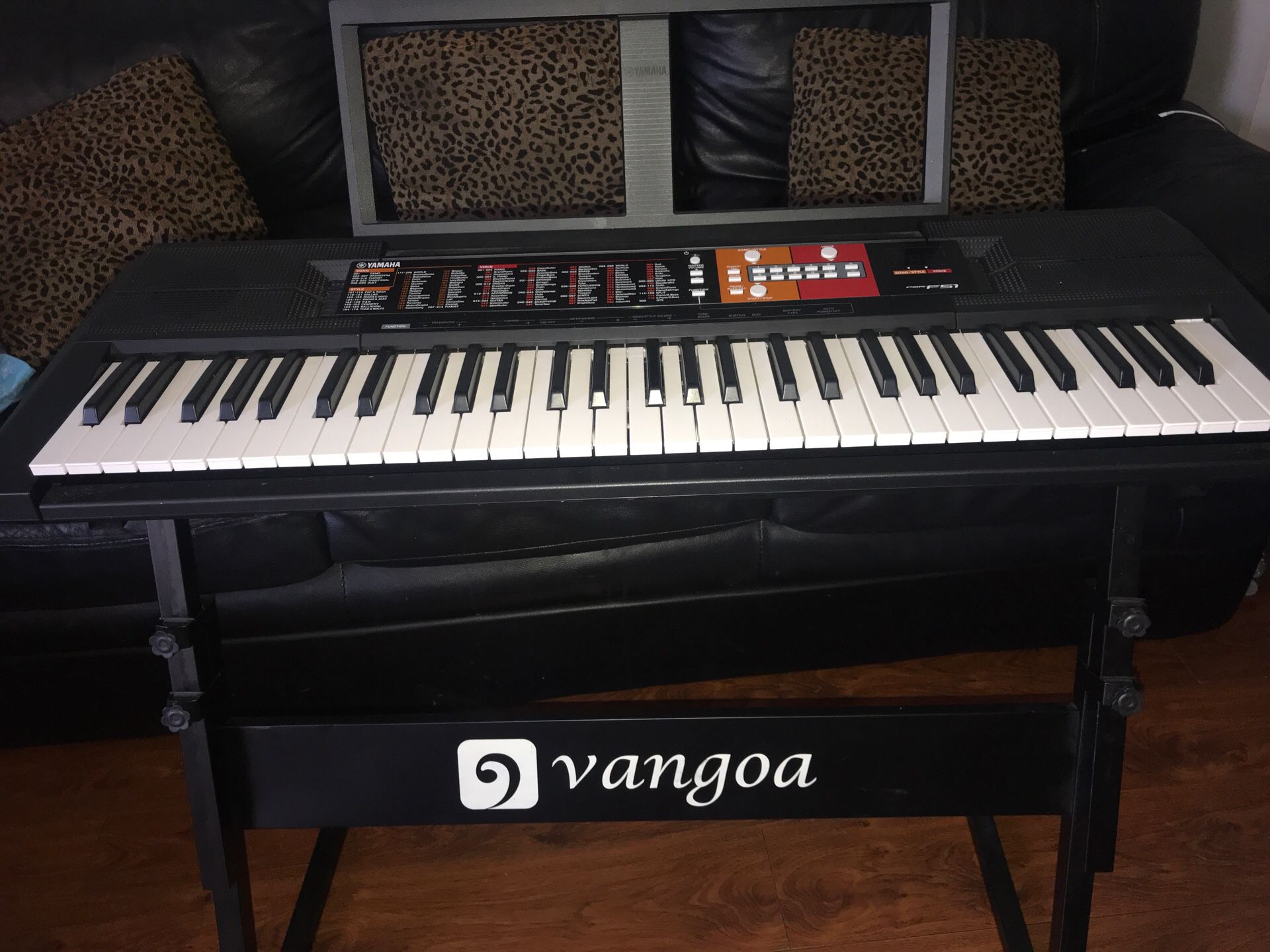 Yamaha piano keyboard with stand & new batteries