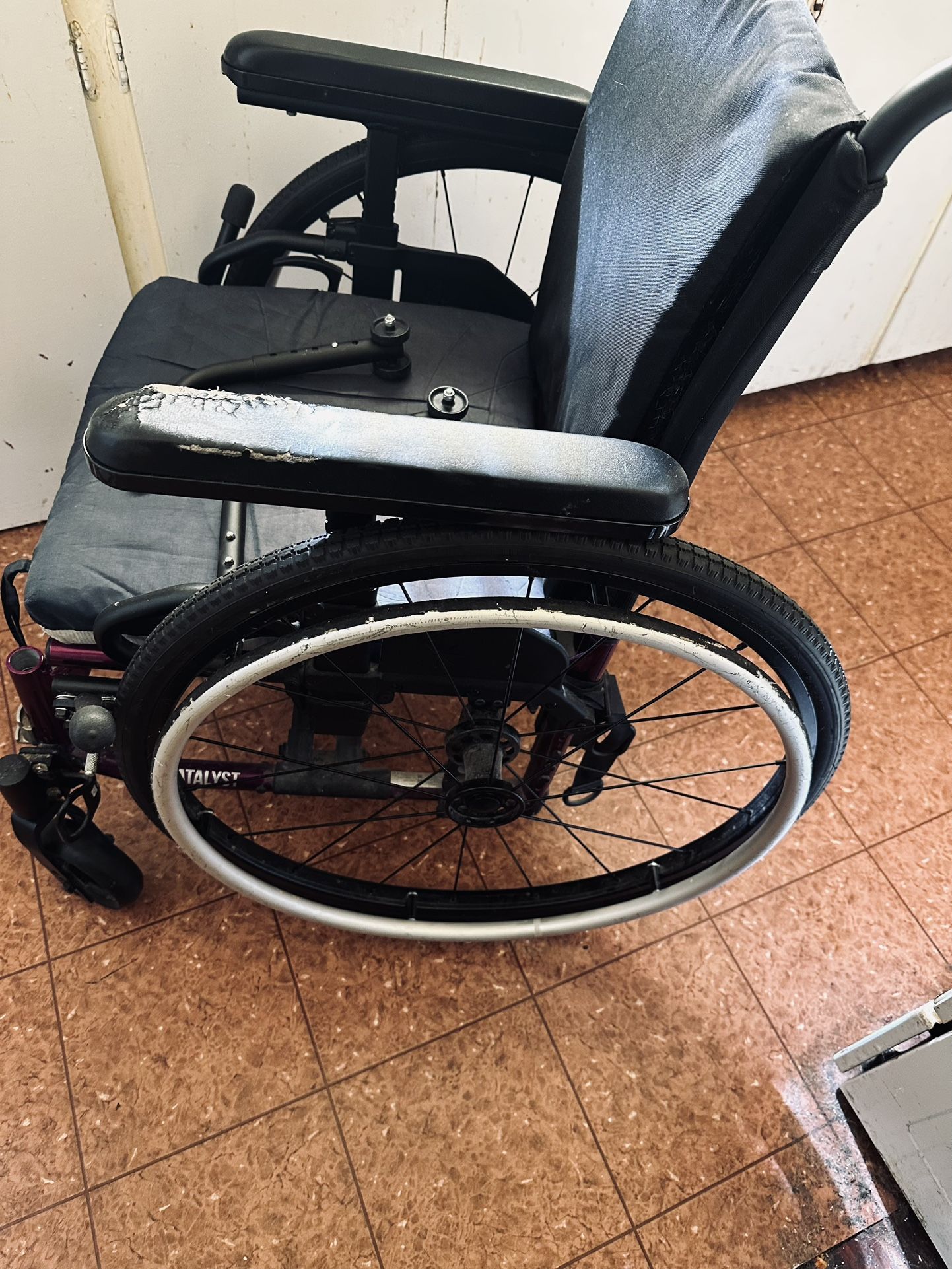 Catalyst Adjuster Wheelchair For Different Size People