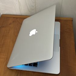 Apple MacBook Pro 13” Retina I5/8GB/256GB SSD $220