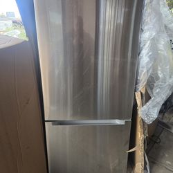 Refrigerator  Vissani  18.7 Cu. New