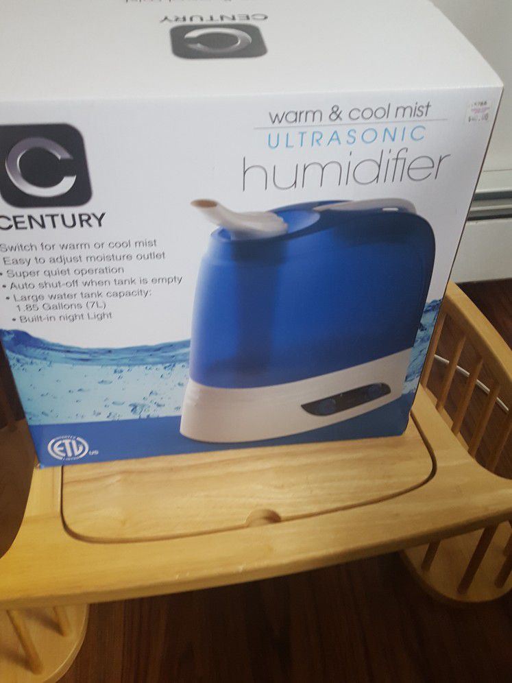 Humidifier Hot And Cold 1.85 Gallons Built-in Night Light Works Well In Box Only Used For A Couple Months
