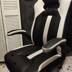 Black and White Gaming Chair 