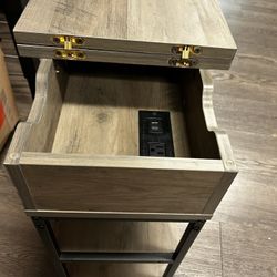 HOOBRO End Table with Charging Station, Flip Top Side Table with USB Ports, Narrow Nightstand Bedsid