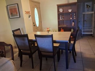 Moderno comedor semi nuebo, 6 piezas tapizado gris, nada raspado
