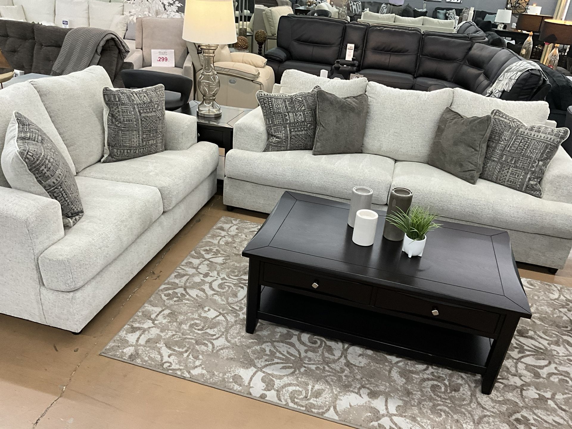 Sofa & Loveseat W Pillows