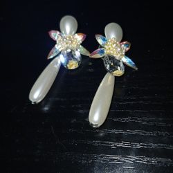 pearl earrings 