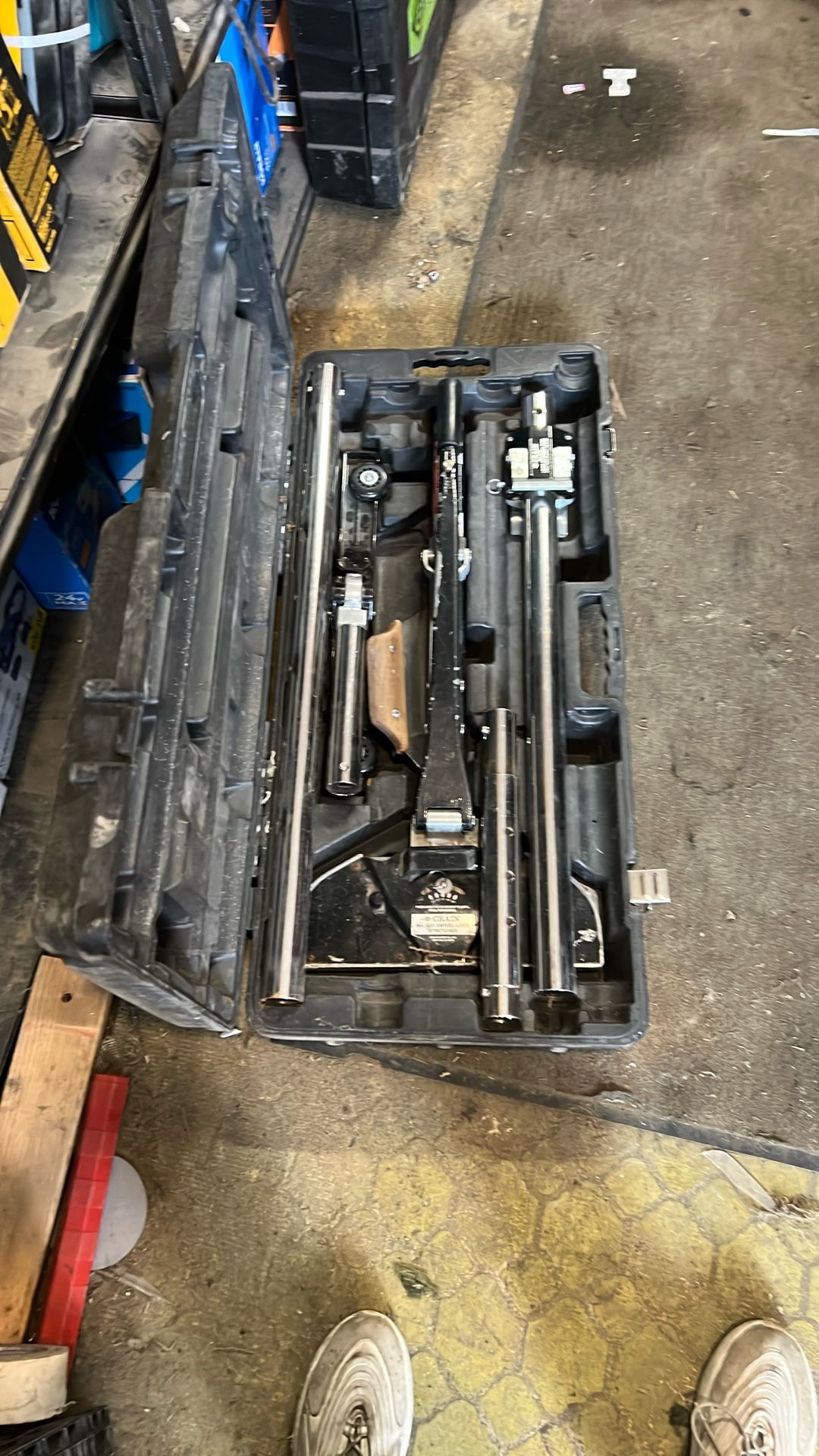 Crane carpet stretcher
