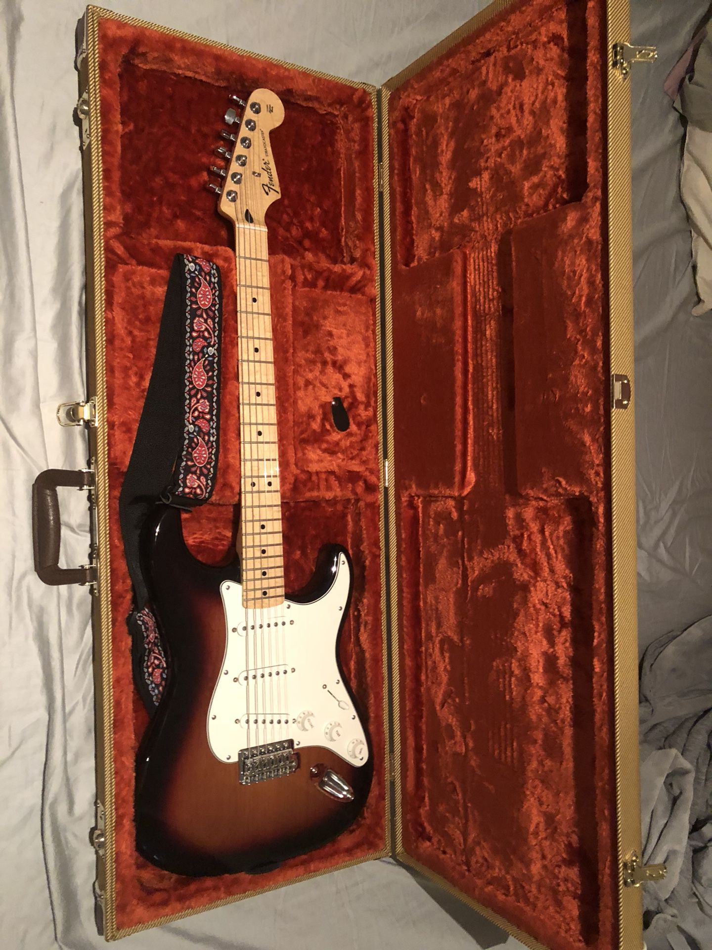 Fender Standard Stratocaster w/ fender tweed case and locking tuners