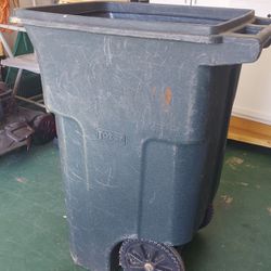 Rolling garbage can