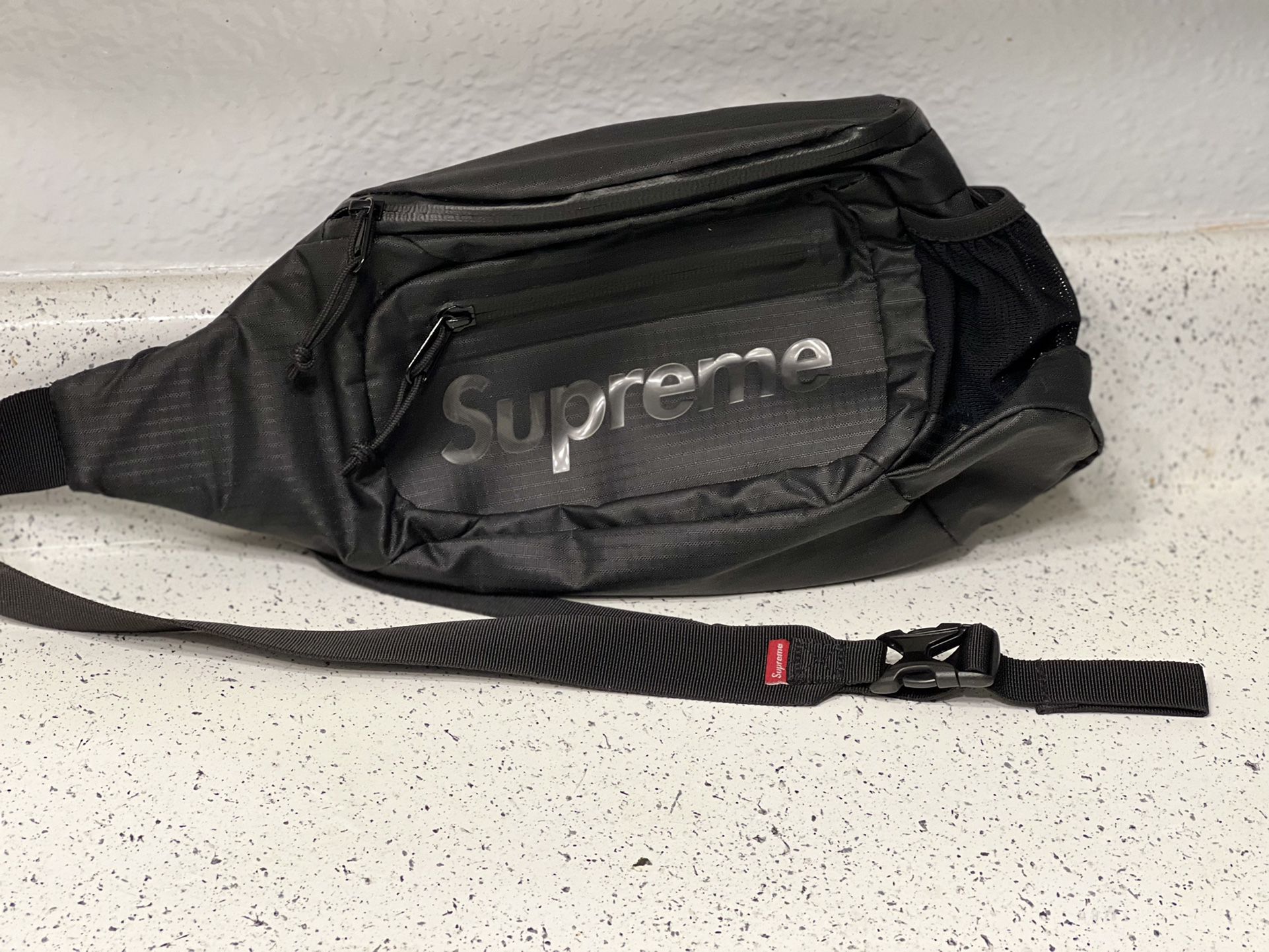 Supreme Sling Bag Bag (FW21) Black
