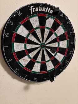 Dart board w/3 metal darts