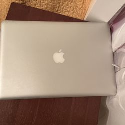 MacBook 💻 Pro 15 Inch  i7 /750 Gb 