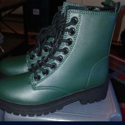 Women's boots size 5. Brand New $20.